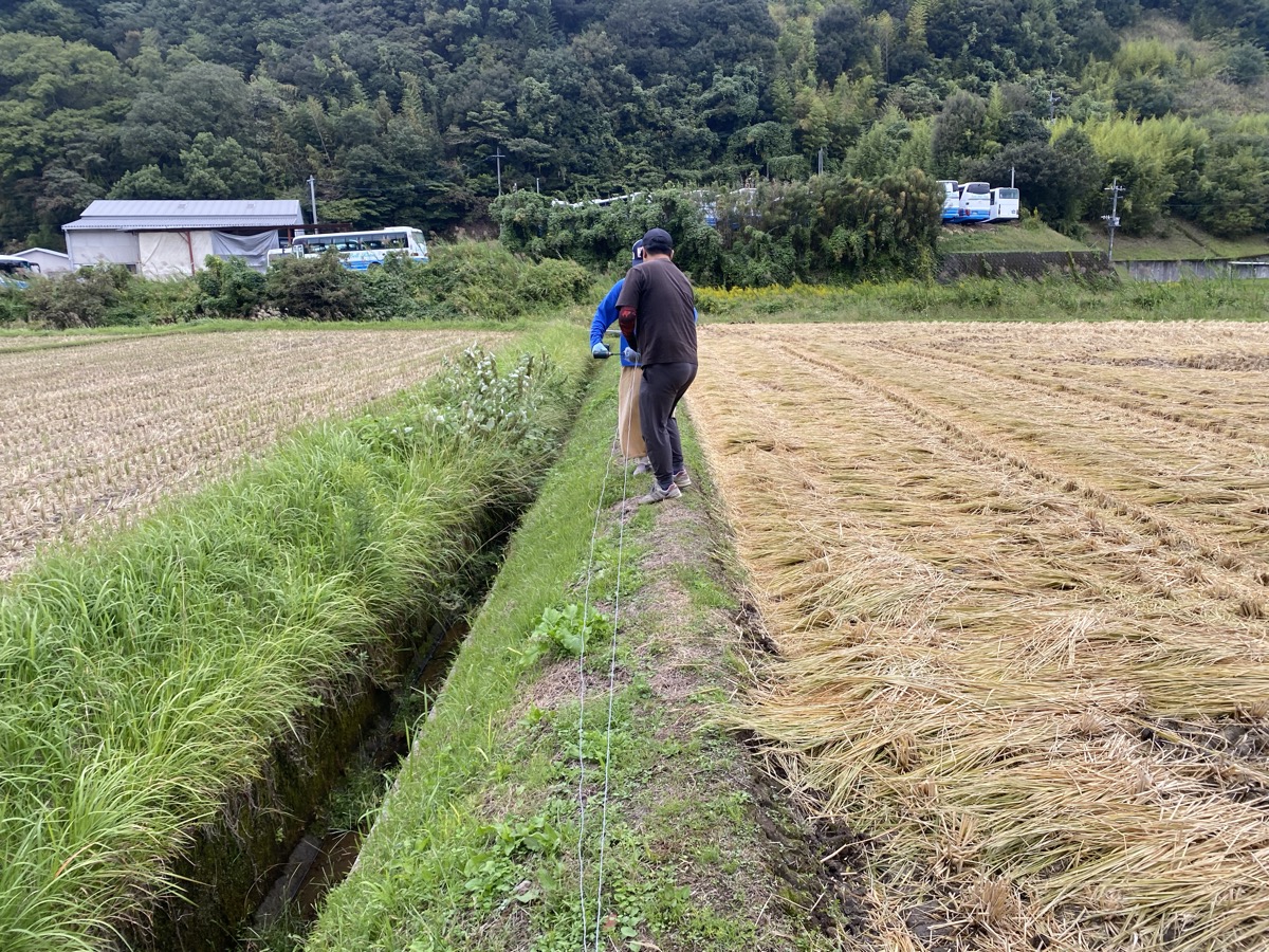 電柵を撤去する様子