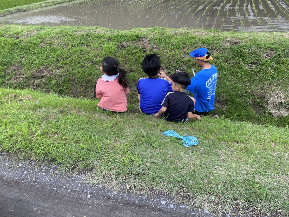 畔でひと休みする子供たち