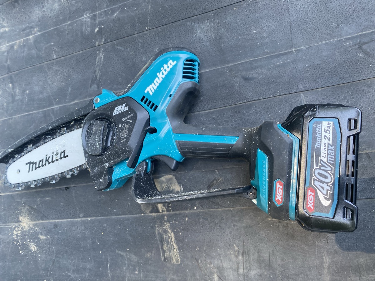 用水路清掃の前日作業——makita 40V チェンソーが大活躍